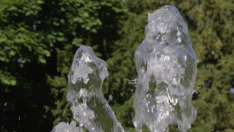 wasser spritzt aus dem brunnen