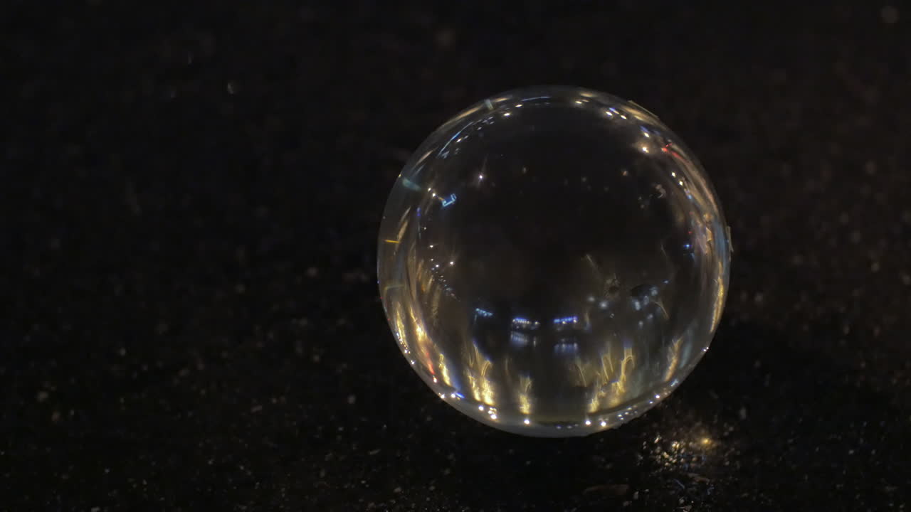 도시 불빛을 이미지화하는 유리 구의 시각