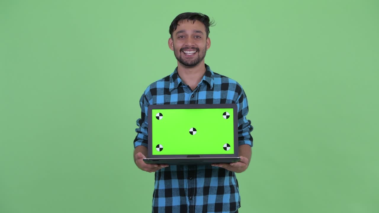 joven y guapo hombre persa hipster barbudo