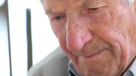 retrato facial de un anciano infeliz con el ceño fruncido.