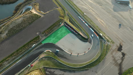 vista de pájaro del circuito de carreras de zandvoort, países bajos - toma aérea de drones