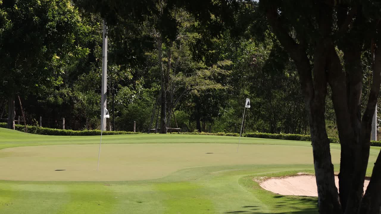 눈에 띄는 활동이 없는 평화로운 골프장