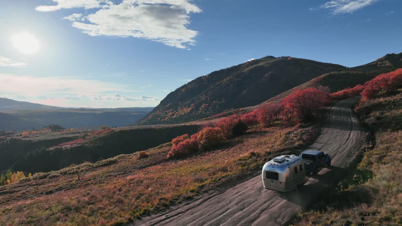 video de un dron tomado en las montañas de san juan de colorado durante el pico de los colores del otoño que muestra viajar