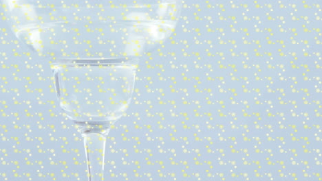 animación de formas sobre bebida en vaso sobre fondo blanco.