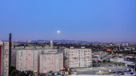 Hyeprlpase-Aéreo-De-Edificios-Y-Vía-Libre-En-La-Zona-De-San-Antonio-De-La-Ciudad-De-México-Con-Luna-Llena