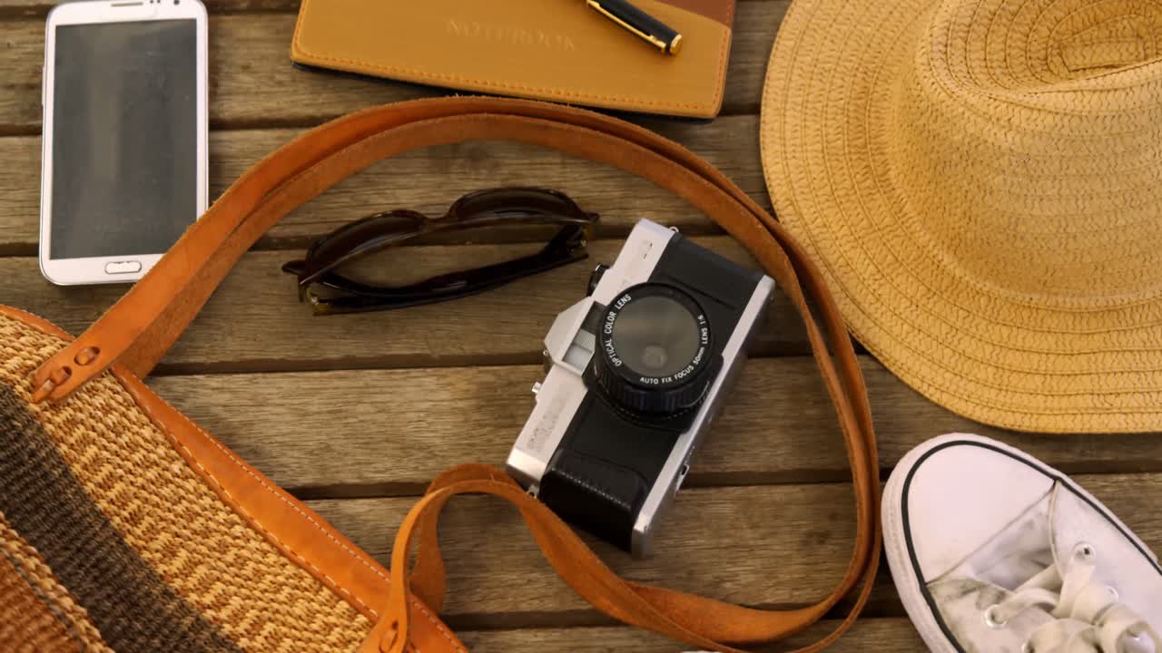 accesorios de viaje en la mesa 4k