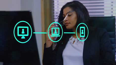 animación de iconos y procesamiento de datos sobre mujer de negocios biracial en la oficina