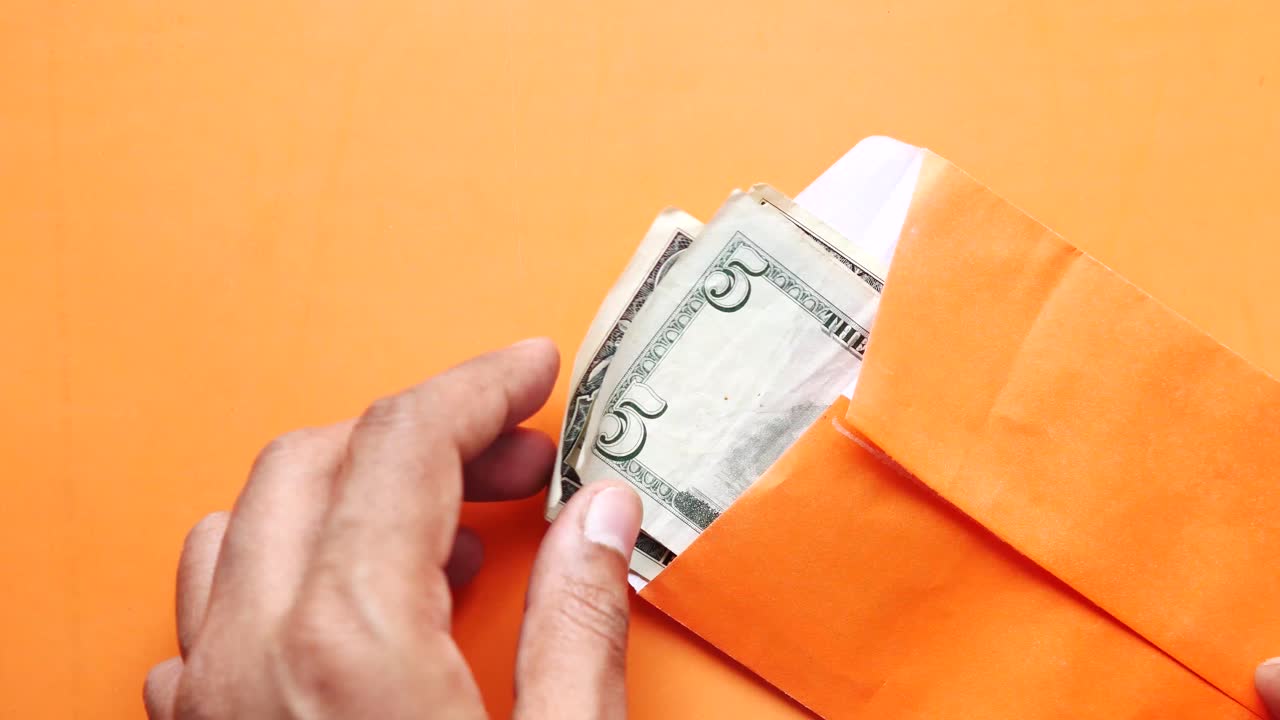 봉투에 돈을 넣는 것