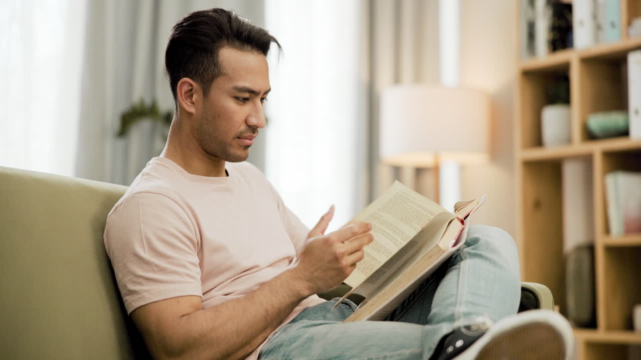Pria Membaca Buku di Sofa