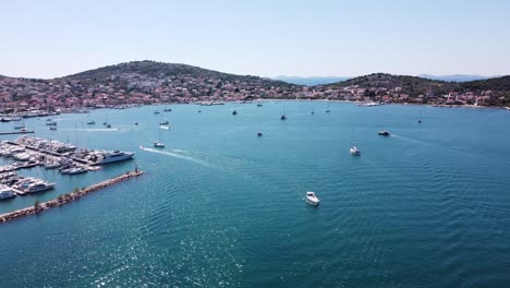 Aldea-De-Murter-Kornati-En-La-Isla-De-Murter,-Dalmacia,-Croacia---Vista-Aérea-De-Drones-Del-Puerto-Con-Barcos-Y-Yates