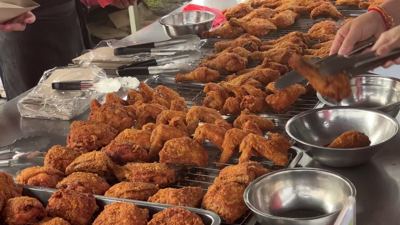 김 의 맛있는 지역 거리 음식을 판매하는 판매자