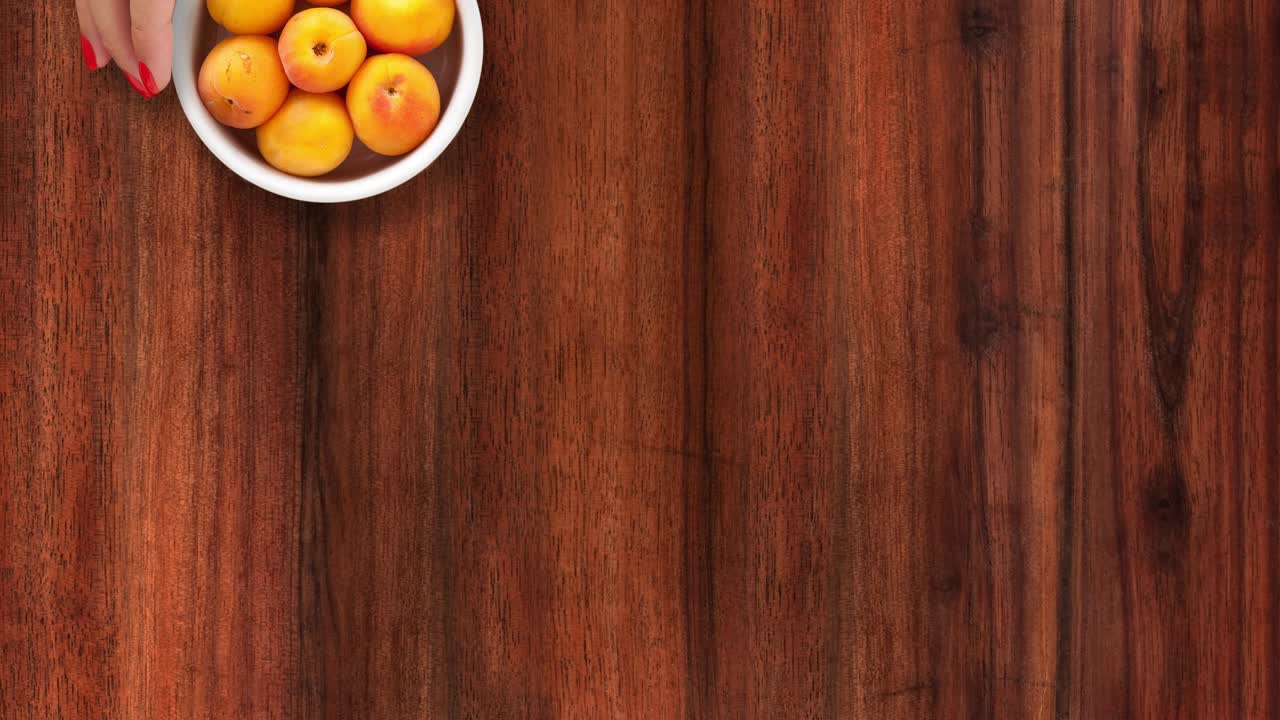 ofreciendo albaricoques