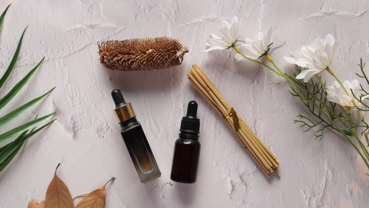 유칼립투스 에센셜 오일은 녹색 잎으로 된 유리 병에 담겨 있습니다.