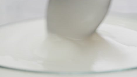 una cuchara de yogur
