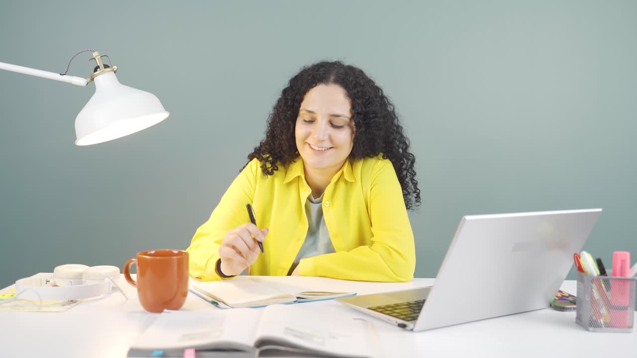 la mujer joven mirando la computadora portátil es reflexiva.
