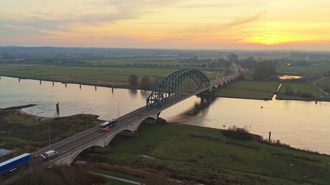 Vista aerea dello Spoorbrug De IJsselbrug a Zwolle con traffico in transito