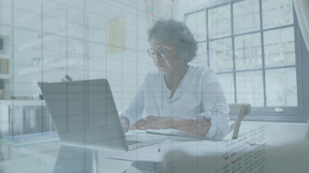 Animazione di elaborazione dati su una donna afroamericana anziana che utilizza un laptop
