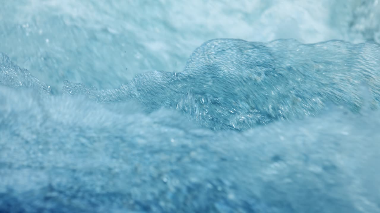 산의 강을 가까이에서 숲에서 느린 동작으로. 아름다운 야생 동식물 풍경.