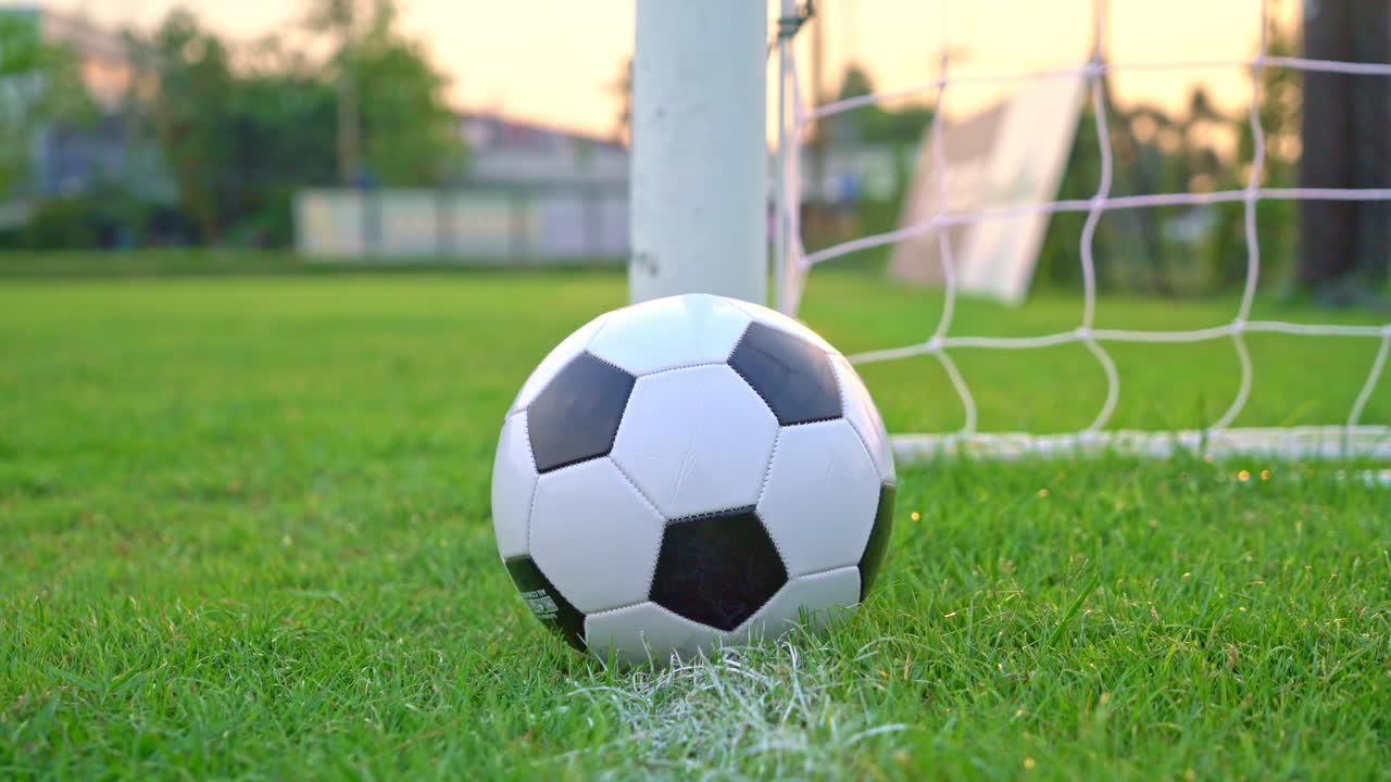 Fodbold på baggrund af en fodboldbane