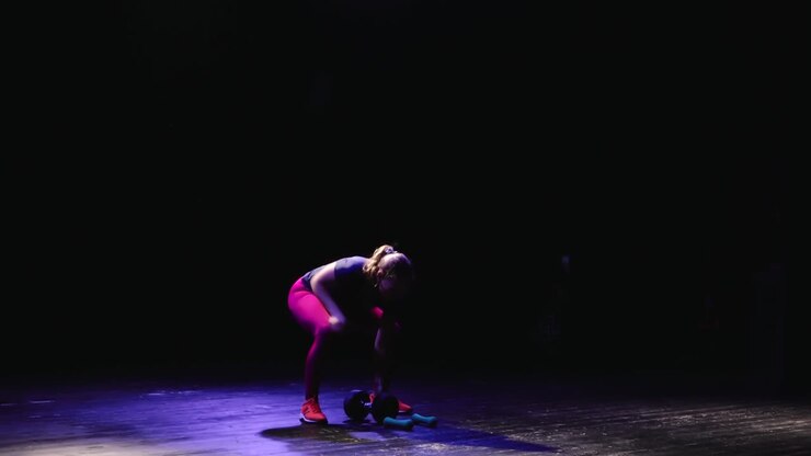 Una giovane donna che si allena sul palco.