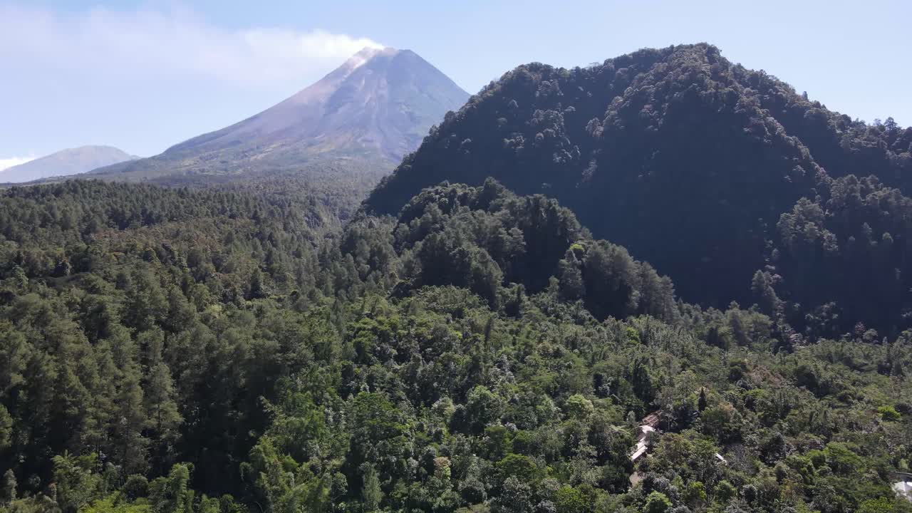 vista aérea, monte merapi en la mañana cuando emite humo de erupción y el clima es muy soleado en yogyakarta