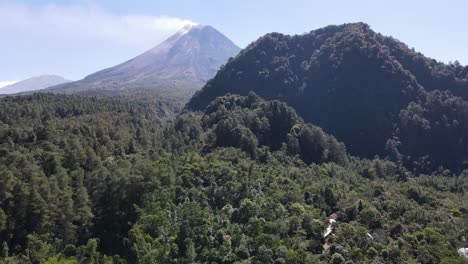 vista aérea, monte merapi en la mañana cuando emite humo de erupción y el clima es muy soleado en yogyakarta