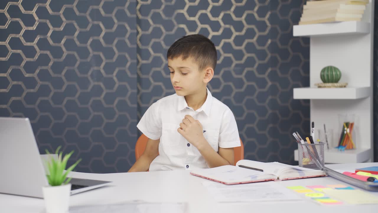 비사회적이고 기술에 중독된 소년