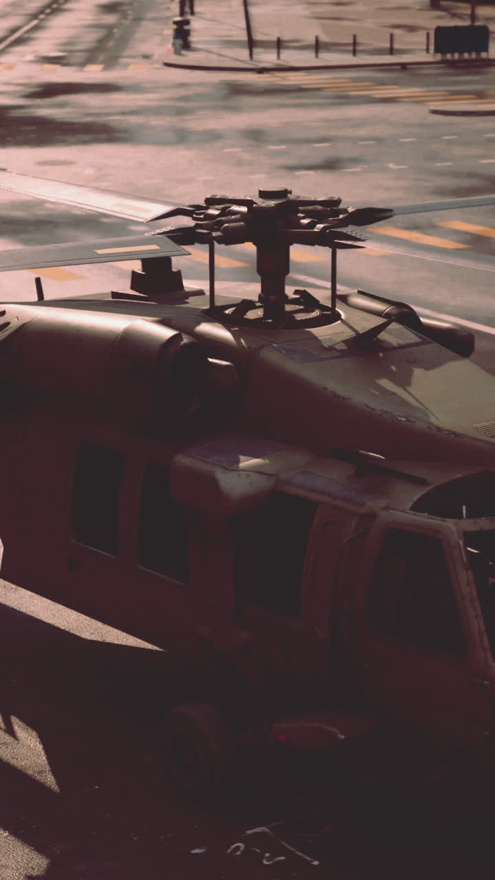 블랙 호크 헬리터가 도시에 착륙합니다.