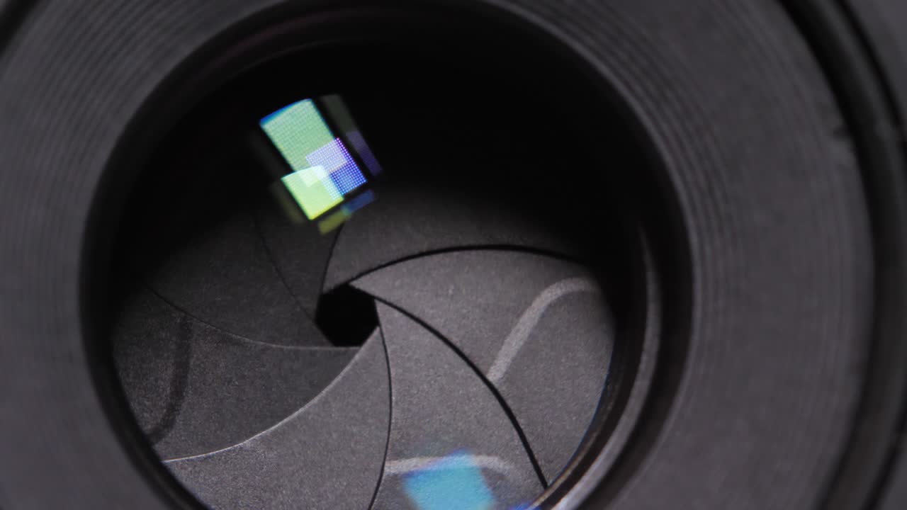 고정 렌즈의 다이아프램 블레이드 (f-stop 조정) - 사진 카메라 클로즈업