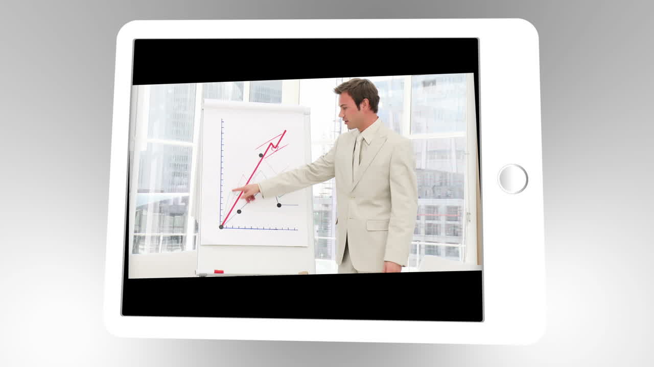 태블릿이 두 개의 비즈니스 영화를 보는 데 사용되고 있습니다.