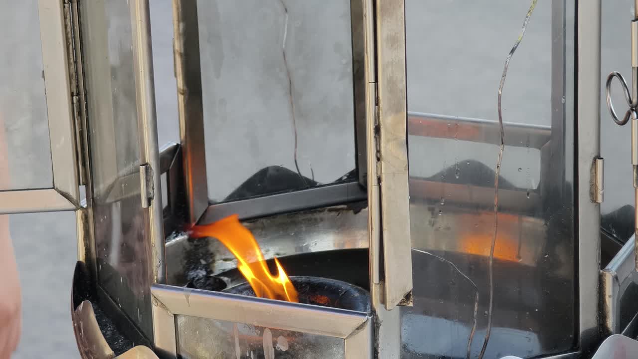 금속 등불 에서 향 을 태우는 것