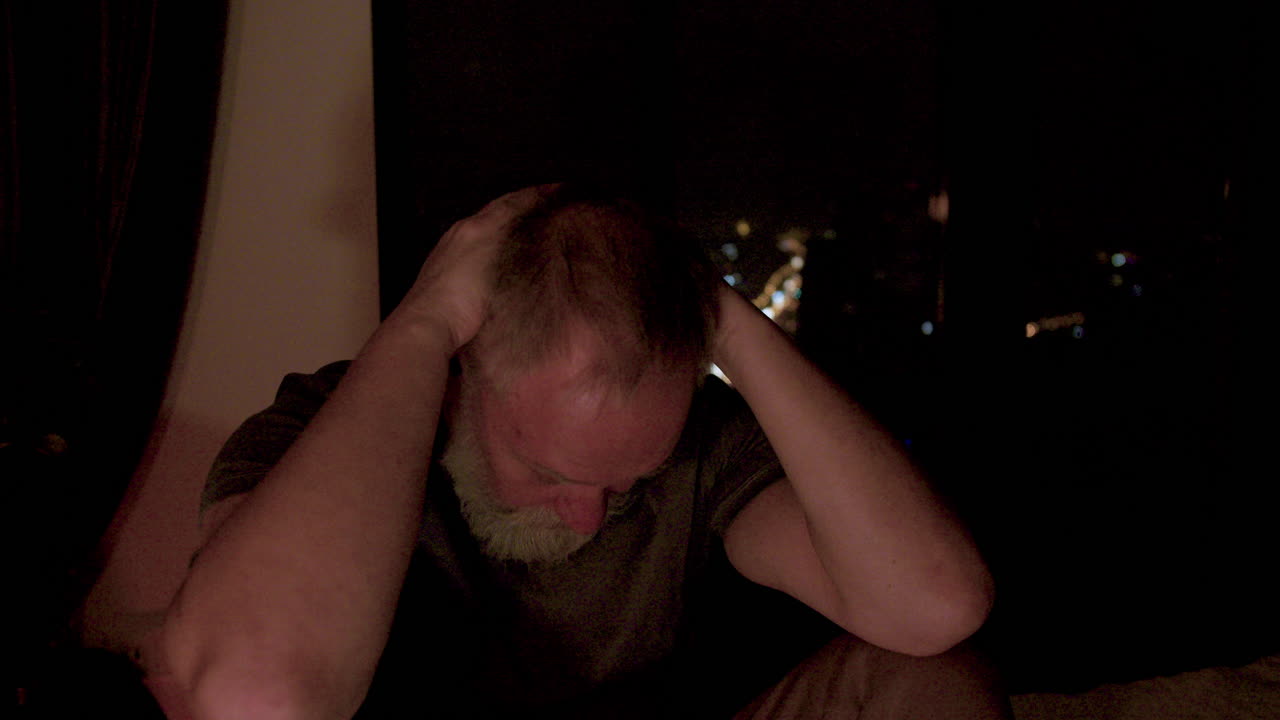 anciano cerca de la ventana