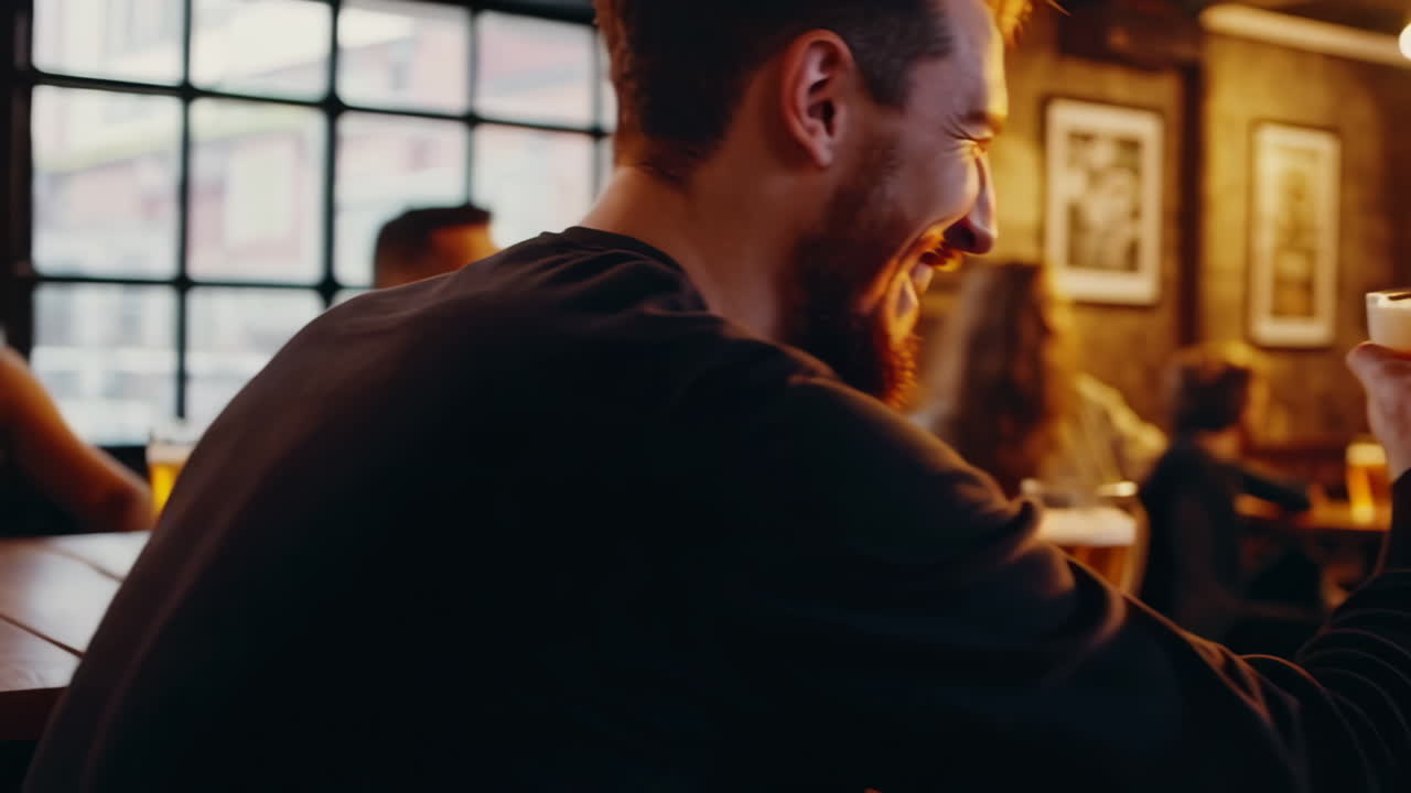 Amici che si godono un drink in un pub