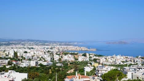 toma panorámica lenta sobre chania en creta, ciudad mediterránea de vacaciones en creta con hermosas vistas al mar y a la ciudad desde la habitación del hotel