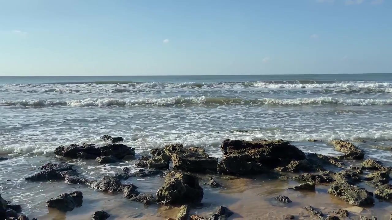 Ondas do Mar Quebrando em uma Praia Rochosa
