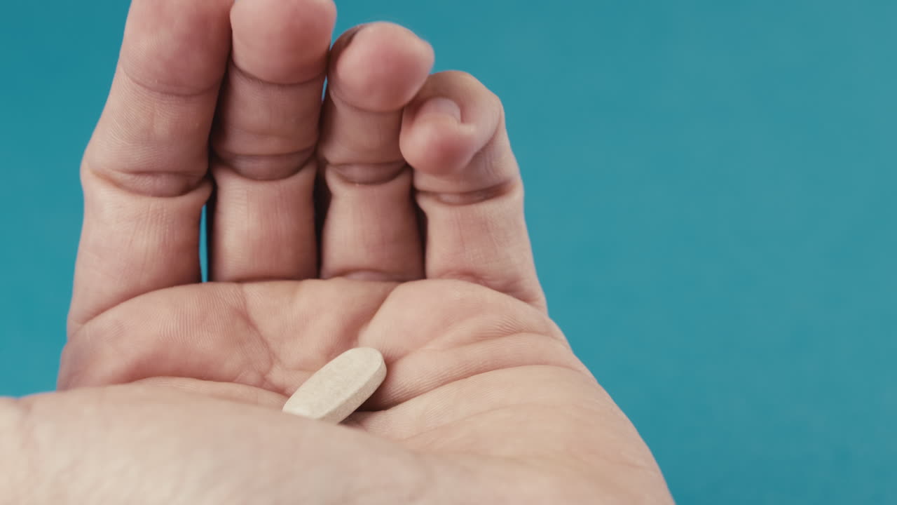 패키지에서 손으로 약을 꺼내는 것