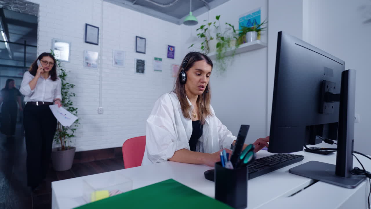 dos mujeres de negocios en una oficina moderna