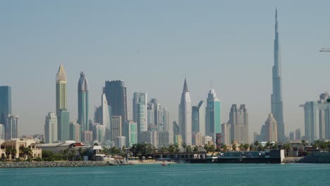 Panorama-Del-Horizonte-De-Dubai-Con-El-Famoso-Rascacielos-Burj-Khalifa-En-Dubai,-Emiratos-árabes-Unidos,-Oriente-Medio