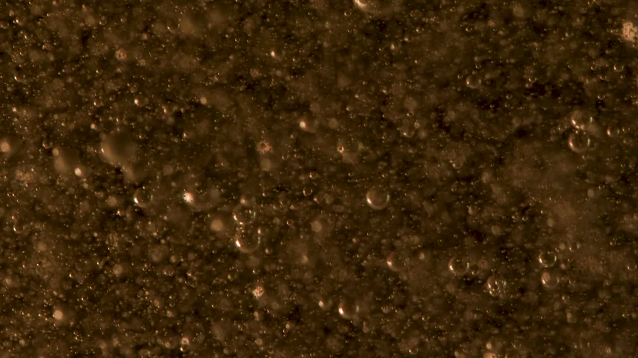 황금색 반사와 함께 버 거품이 상승합니다.