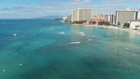 Surfistas-Disfrutando-De-Un-Día-Soleado-En-La-Costa-De-Waikiki,-Hawai