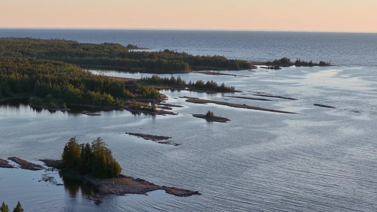 Pieniä kallioisia luotoja kohoaa tyynestä Huronjärven vedestä pitkin villiä Tobermoryn rantaviivaa