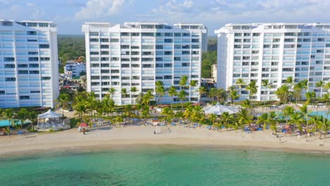 torres blancas de marbella en la playa real de hemingway en destino turístico de isla tropical, república dominicana, antena