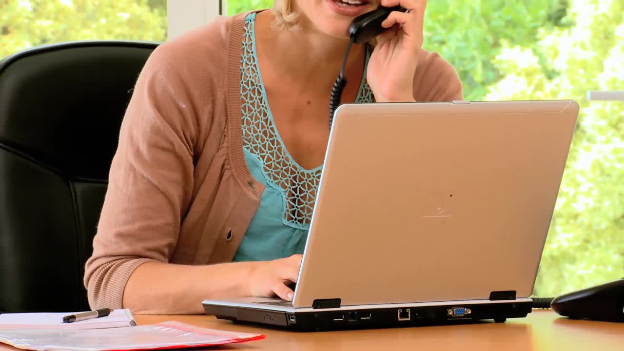 Donna che parla al telefono