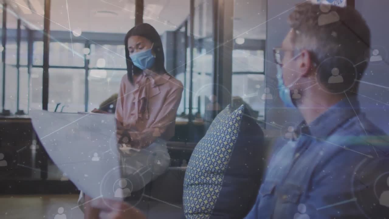 사무실에서 얼굴 마스크를 착용하는 다양한 사업가들에 대한 연결 네트워크의 애니메이션