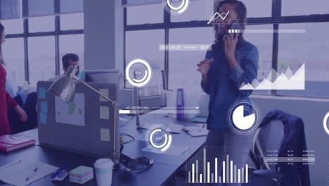 animación del procesamiento de datos financieros sobre una mujer de negocios biracial usando un teléfono inteligente en la oficina.