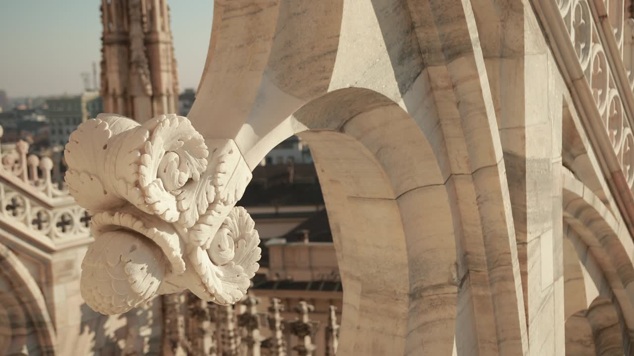 esculturas de santos y mártires que decoran la catedral de milán duomo de milán