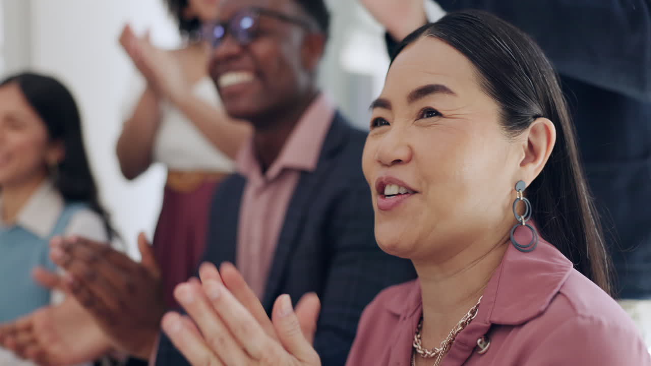 다양한 그룹이 성공을 축하하고 있습니다.