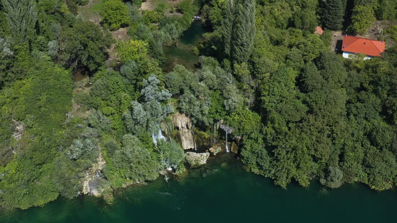 크로아티아 의 크르카 국립 공원 에 있는 경치 좋은 로스키 폭포 - 무인기 에서 찍은 사진