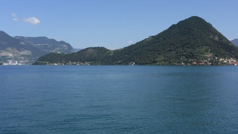 Drone-Despegando-De-La-Pared-Sobre-Los-árboles-Para-Revelar-El-Lago-Iseo