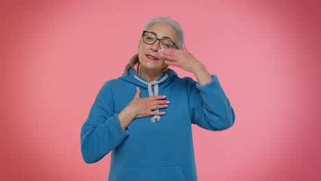 orgullosa egoísta anciana abuela orgullosa de su victoria, presumiendo de su propio éxito ganar logros